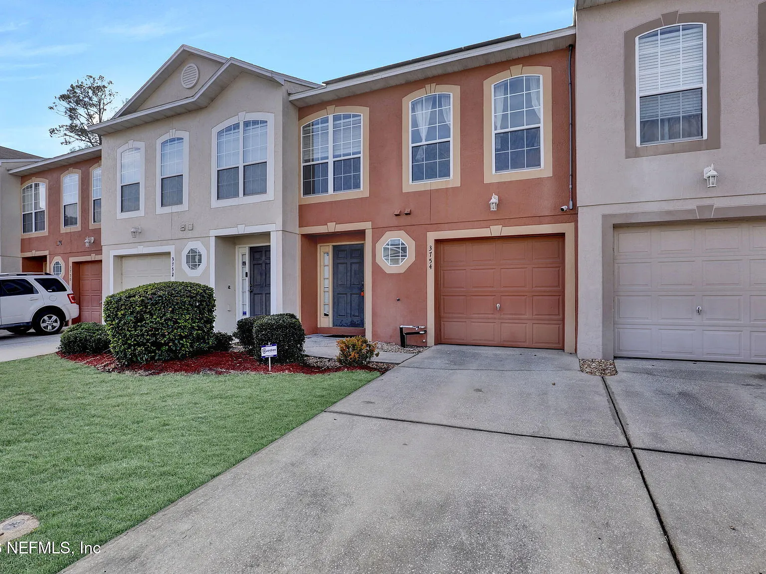 3 bed, 2.5 bath, 1687 sqft, $1,700 — Photo 2