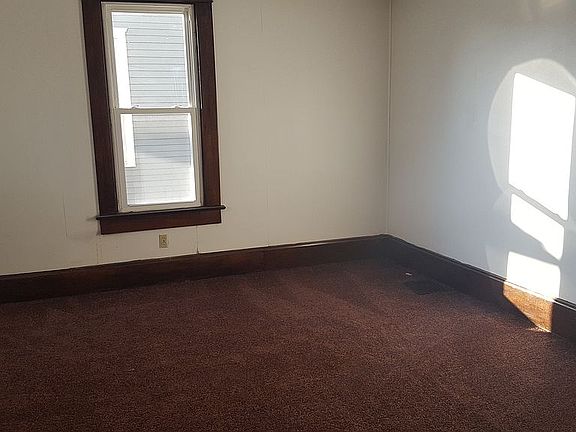 5th image of 325 Seborn Ave