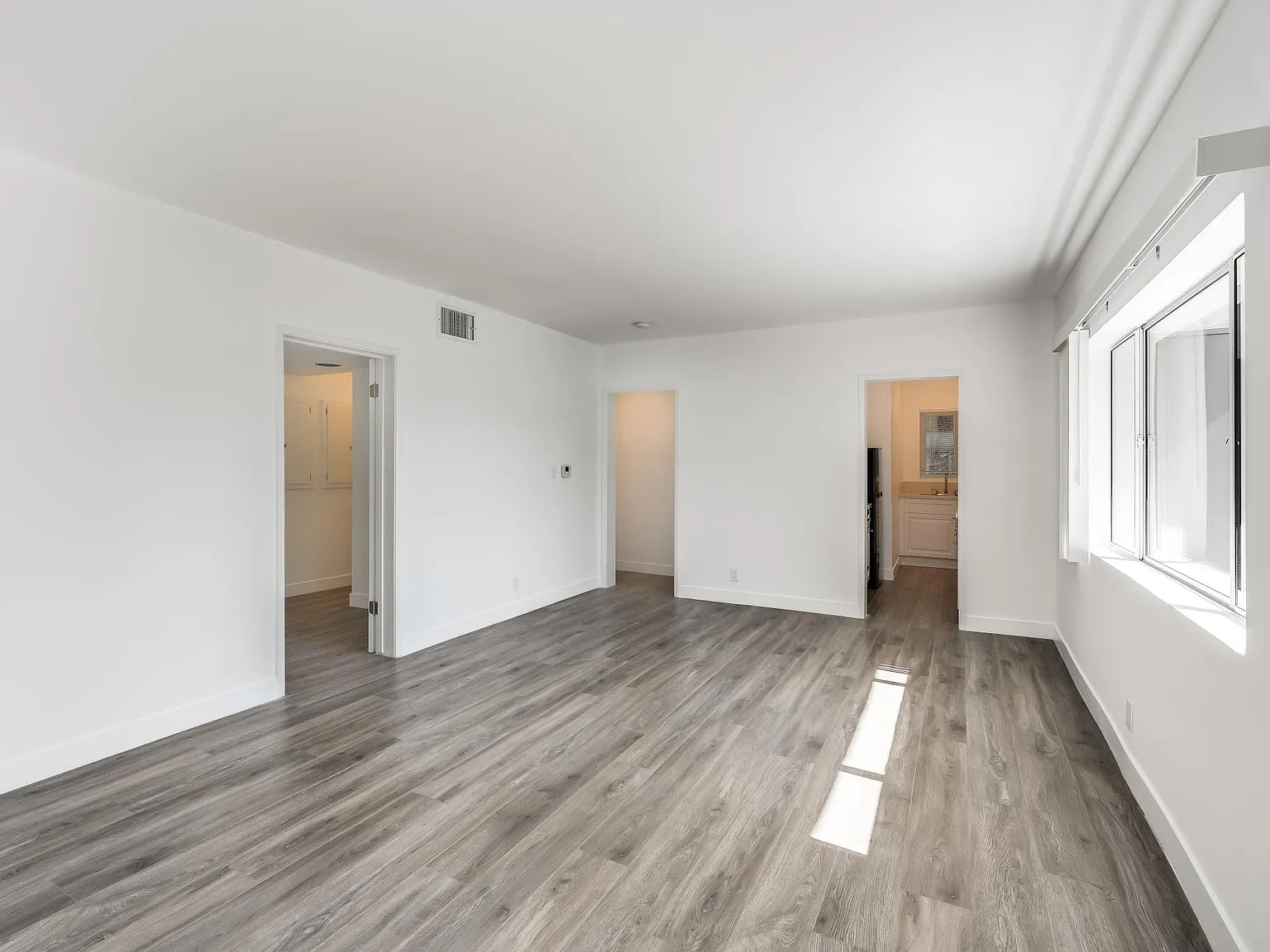 2 bed, 760 sqft, $3,600 — Photo 2