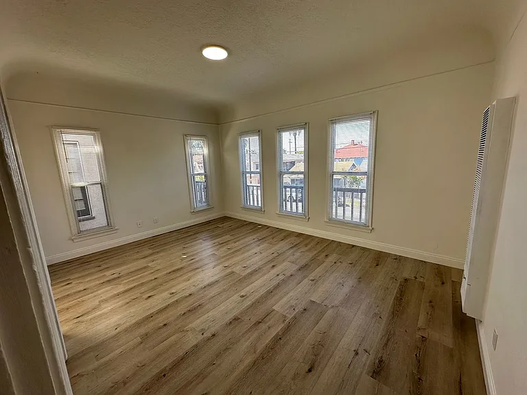 South LA Urban Apartments — Photo 7