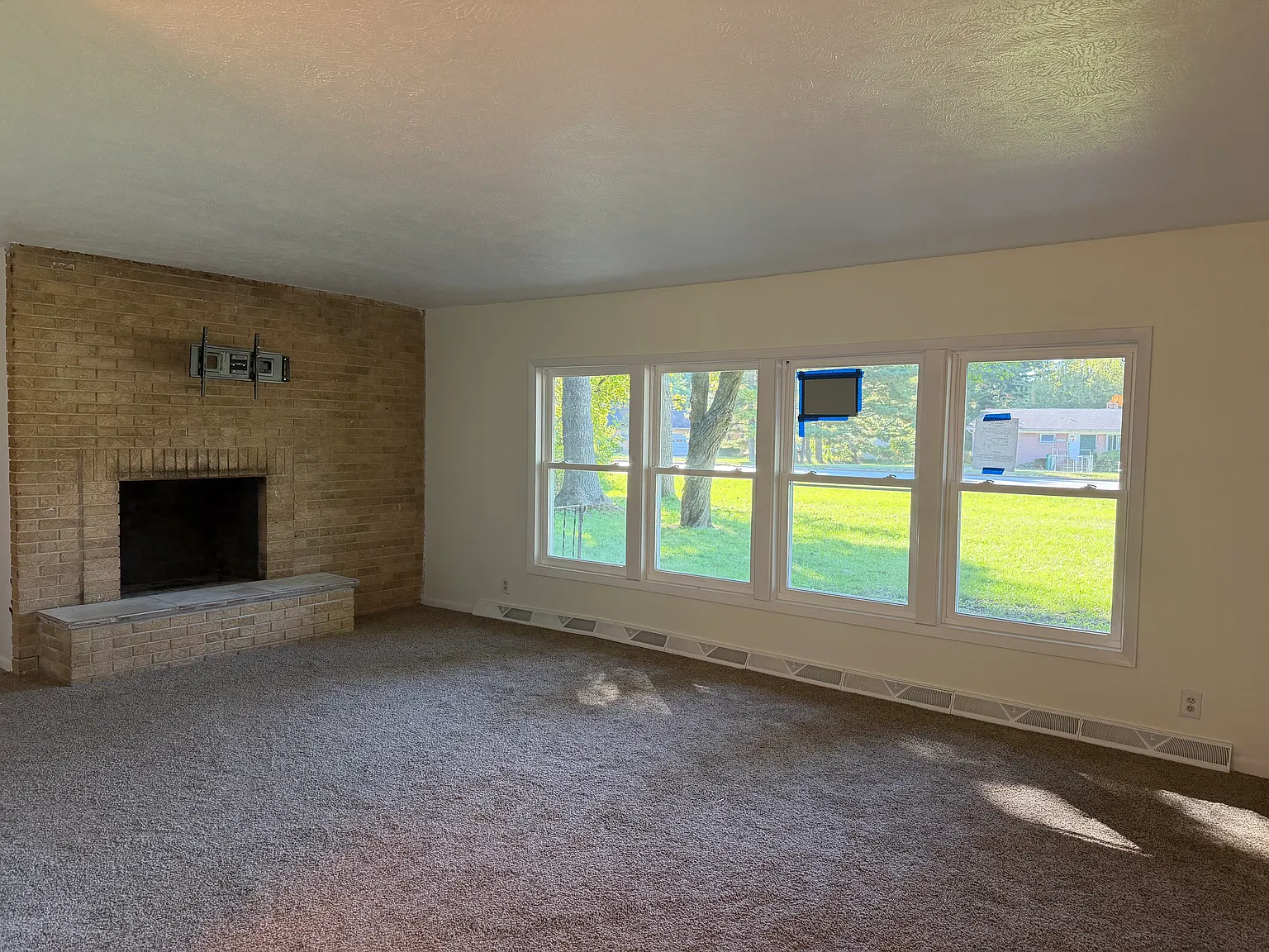 3 bed, 1.5 bath, 1300 sqft, $2,000 — Photo 3