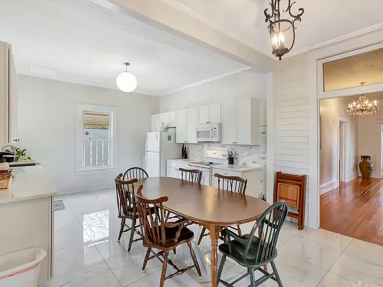 211 NE Main St — Photo 14