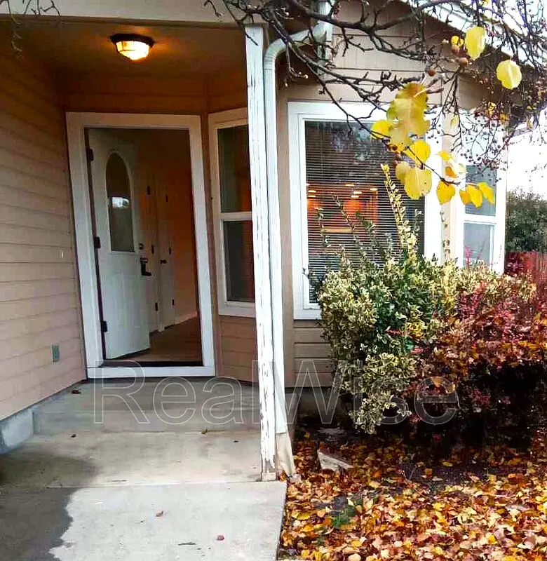 3 bed, 2.0 bath, 1188 sqft, $1,645 — Photo 1