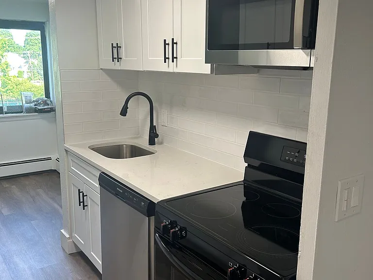 Country Club Apartments — Photo 14