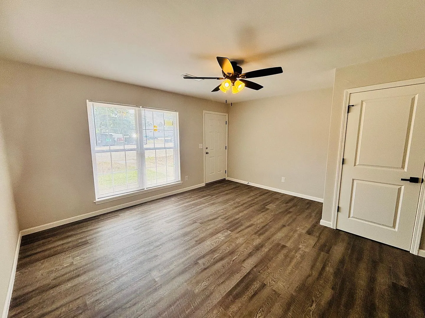 Beautiful Remodeled 2 Bedroom 1.5 Bath Townhome — Photo 3