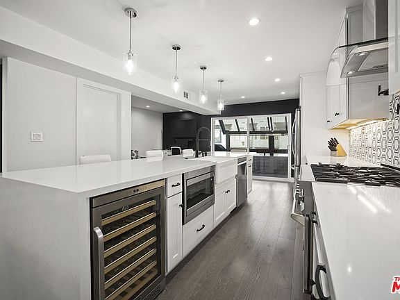 5th image of 18701 Hatteras St Unit 4