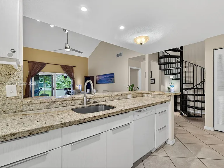 616 Woodgate Ln — Photo 4