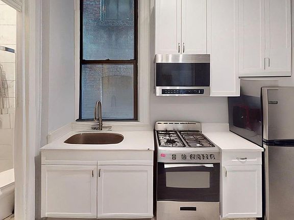 3rd image of 221 E 83rd St APT 2R
