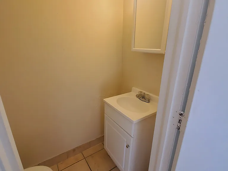 Half bath (1st floor)