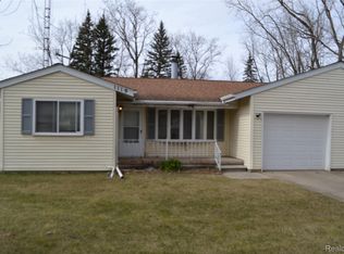 1119 River Valley Dr, Flint, MI 48532