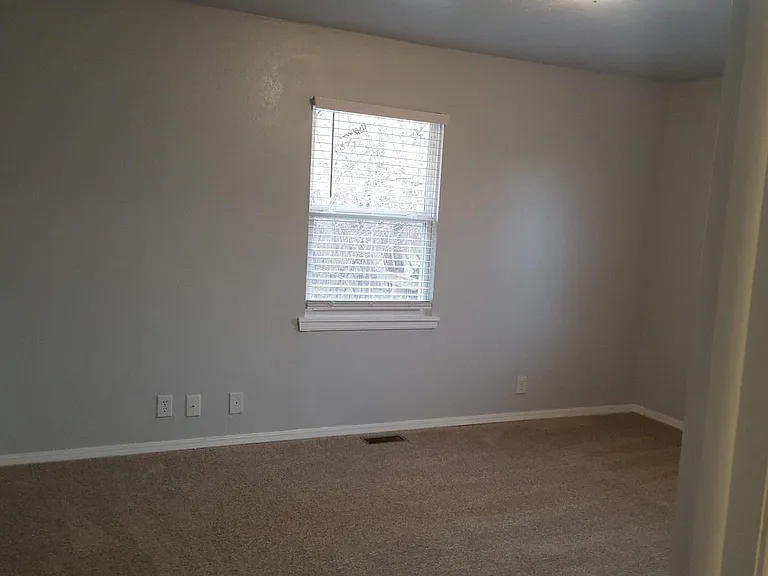 504 S Walnut St — Photo 9