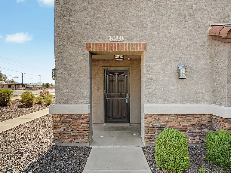 2233 E Huntington Dr — Photo 2