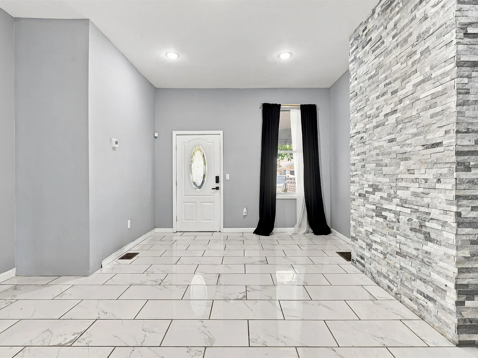 153 Danforth Ave — Photo 4
