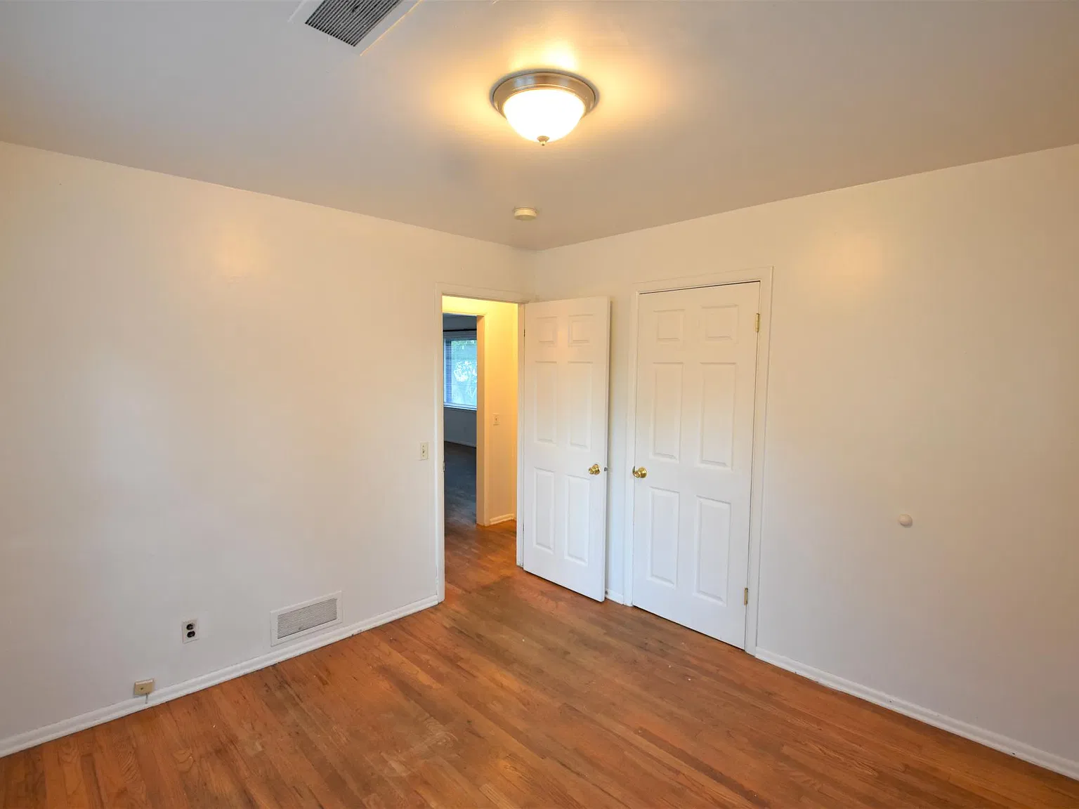 3 bed, 1010 sqft, $3,560 — Photo 3