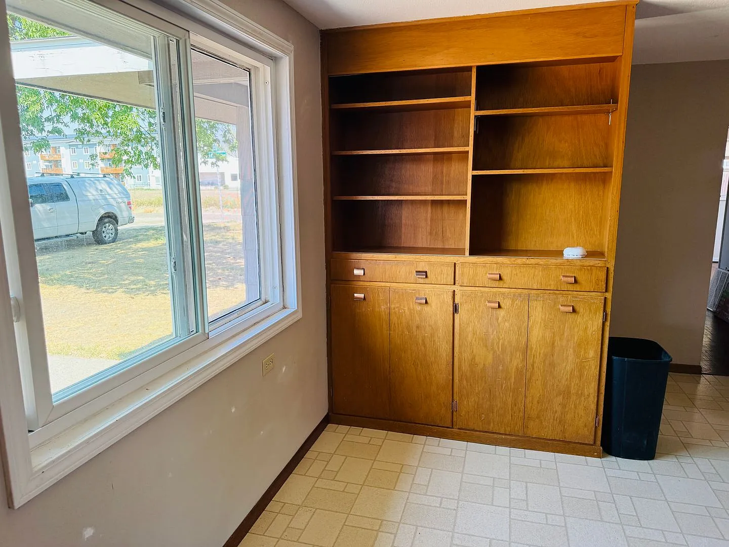 Secluded Heights 2 Bedroom with Fenced Backyard, Laundry and Off Street Parking — Photo 2