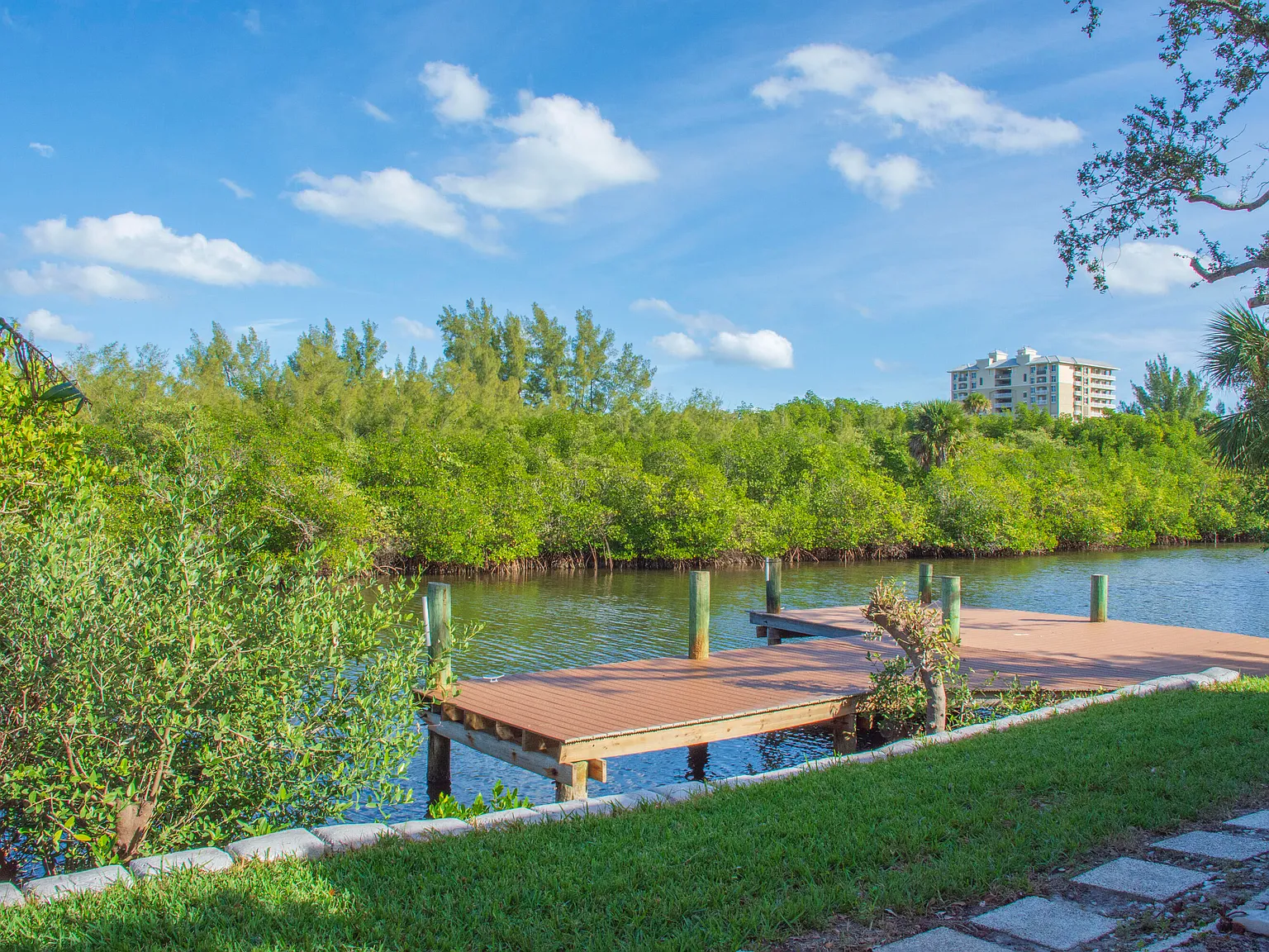 2 bed, 2.0 bath, 2399 sqft, $4,000 — Photo 3
