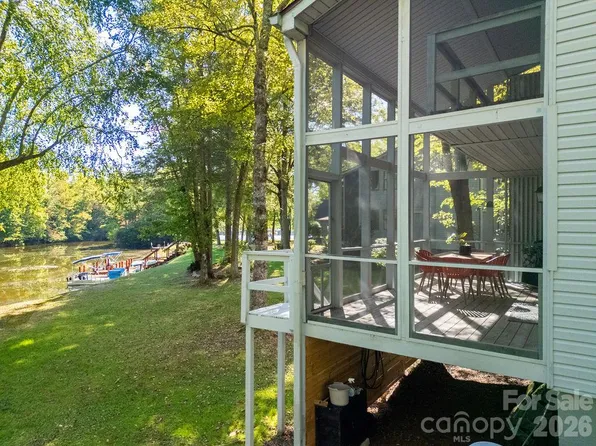 33 Lakeside Villas Dr, Brevard, NC 28712