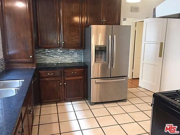 5th image of 854 S Wooster St
