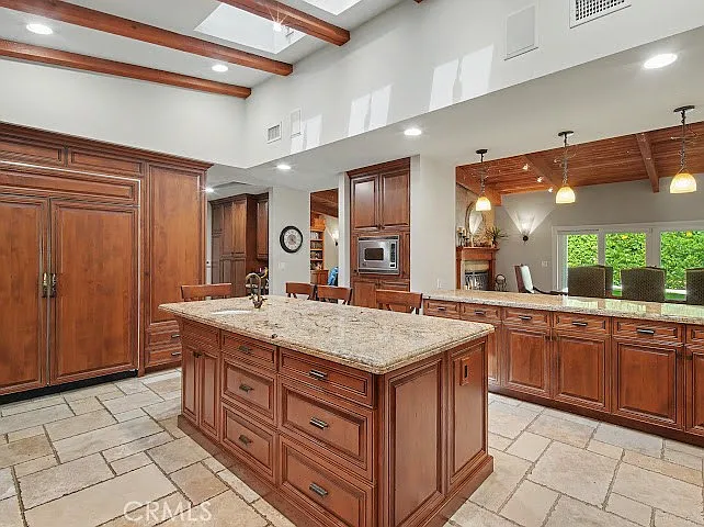 4 bed, 3139 sqft, $9,900 — Photo 3