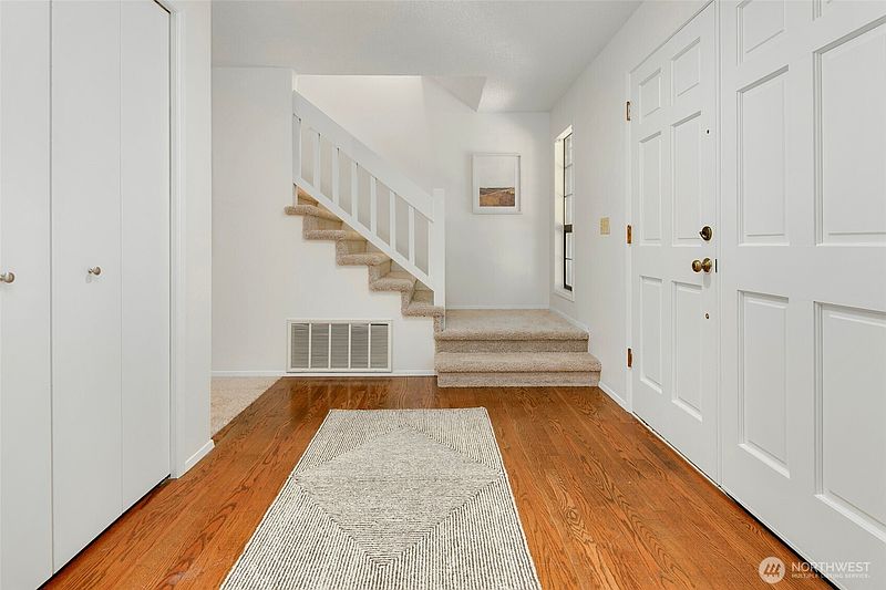 3rd image of 6833 207th Avenue NE