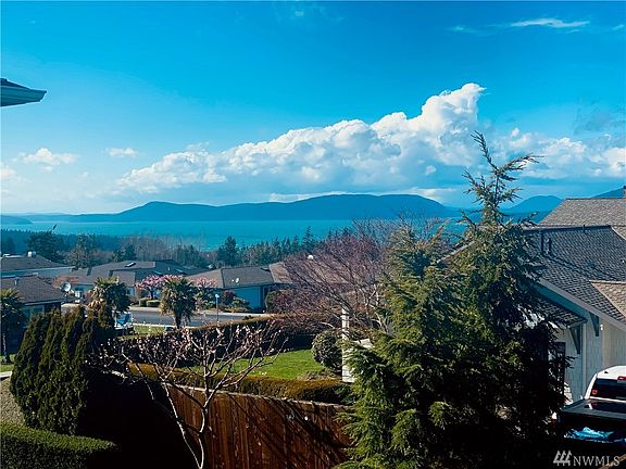 Nice water and island views from the back upstairs bedrooms. 