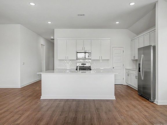 5th image of 105 Molly Ln