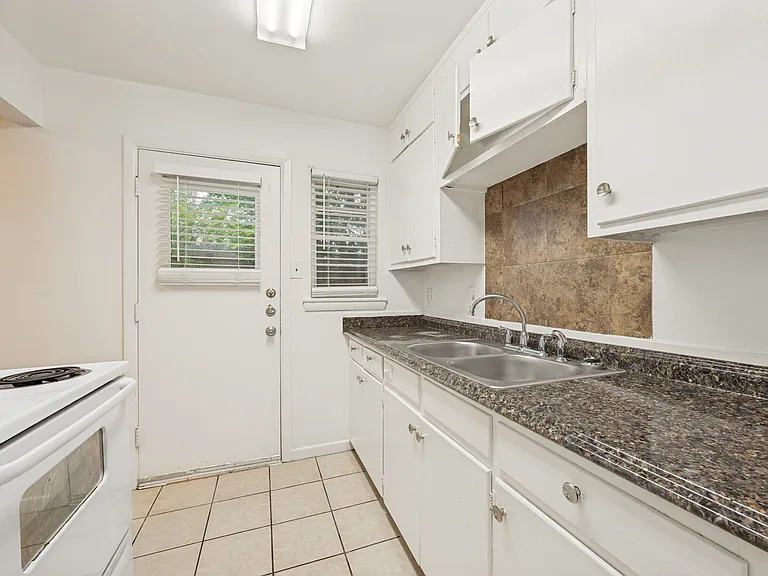 517-523 S Travis St #3 — Photo 9