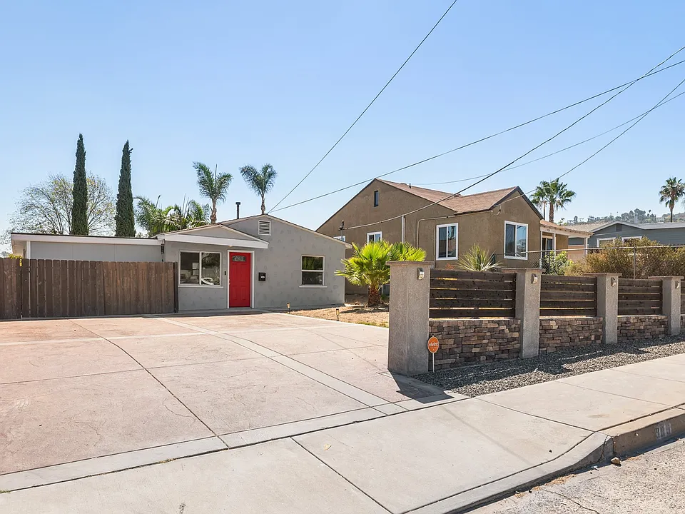 905 Grossmont Ave