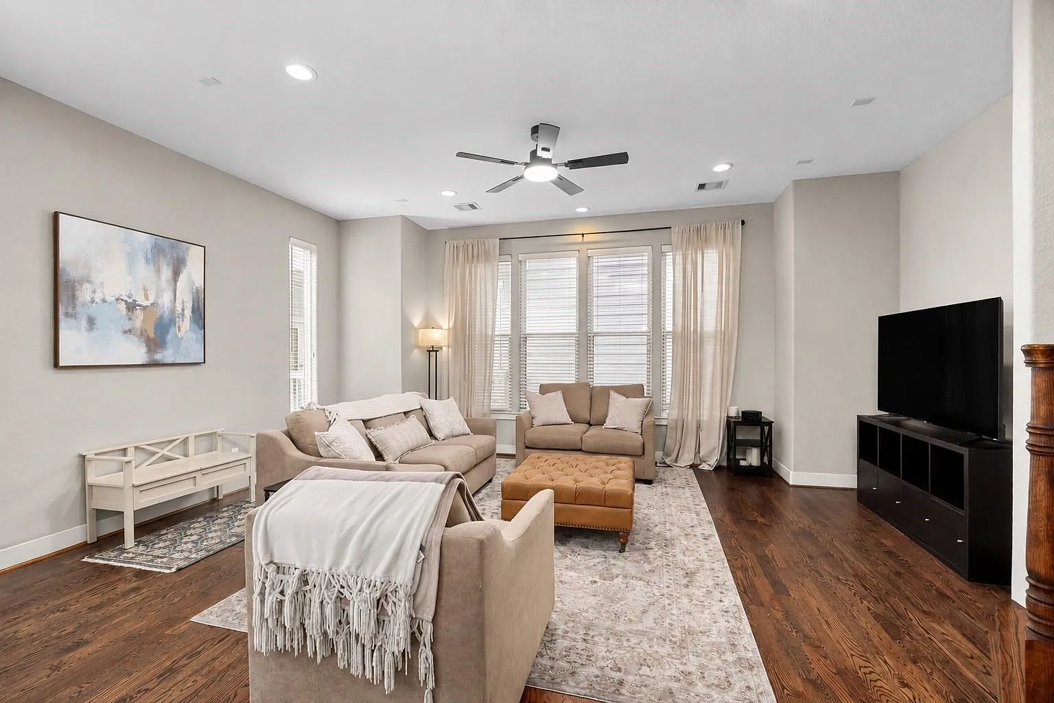 3 bed, 3.5 bath, 2286 sqft, $3,400 — Photo 3
