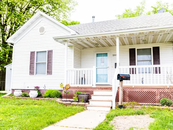 205 W Elm St, Le Roy, IL 61752