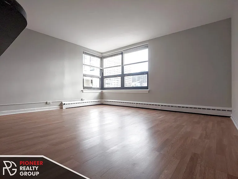 444 W Wellington Ave — Photo 1
