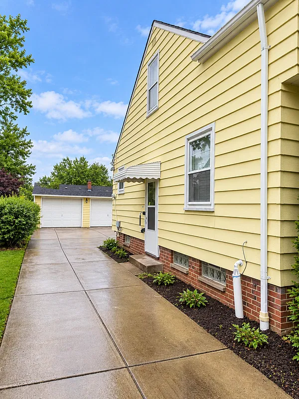 3 bed, 1.0 bath, 1170 sqft, $2,020 — Photo 3