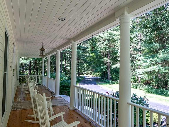 3rd image of 2 Rolling Brook Dr