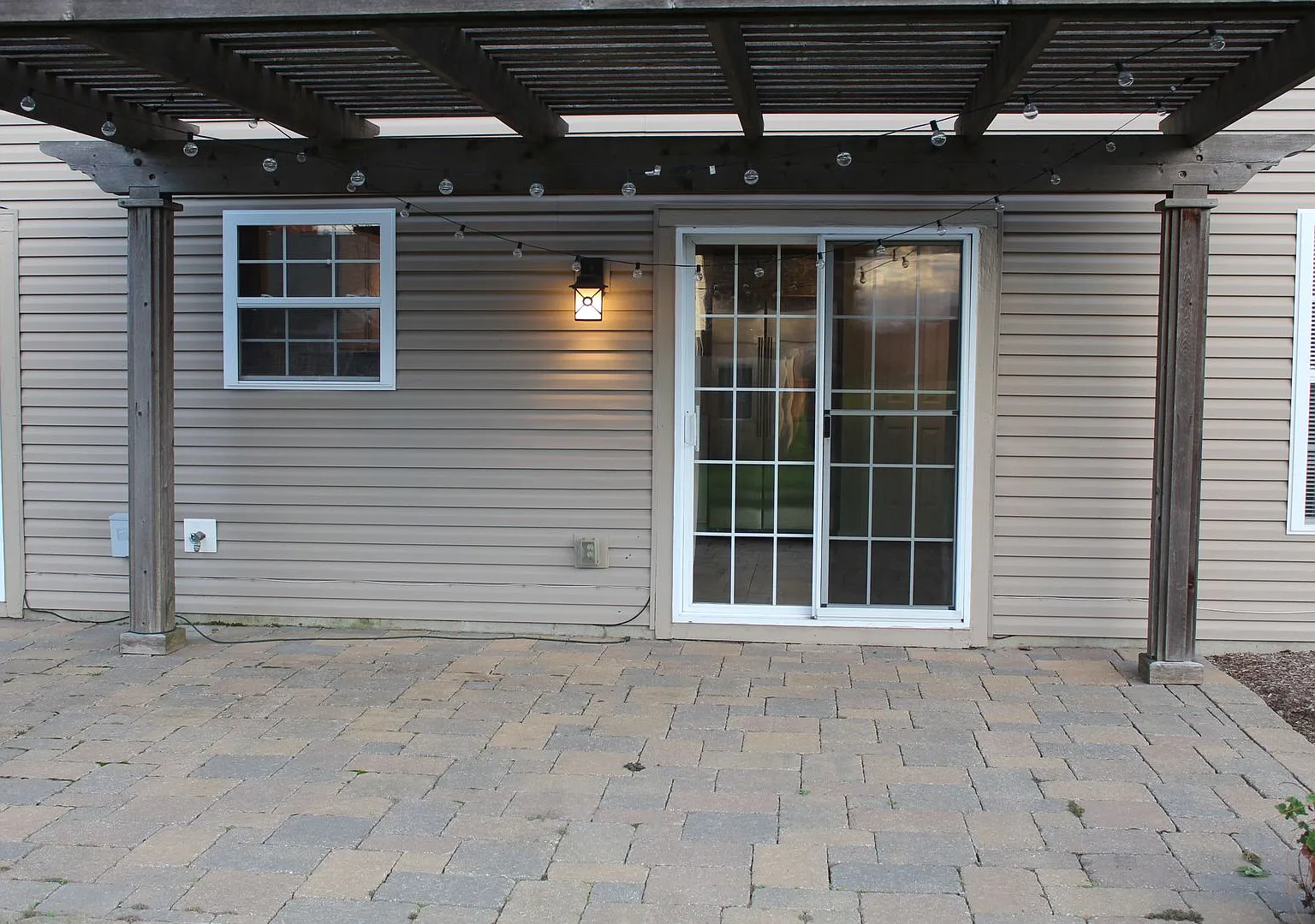 Wonderful 3 BR Home in a Popular Avon Community! — Photo 2