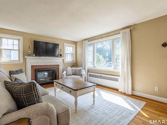 3rd image of 21 Overland Street