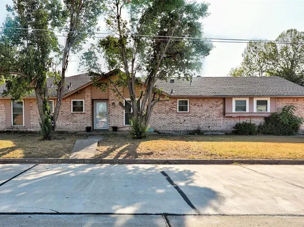 8801 Oakridge Dr, Midwest City, OK 73110