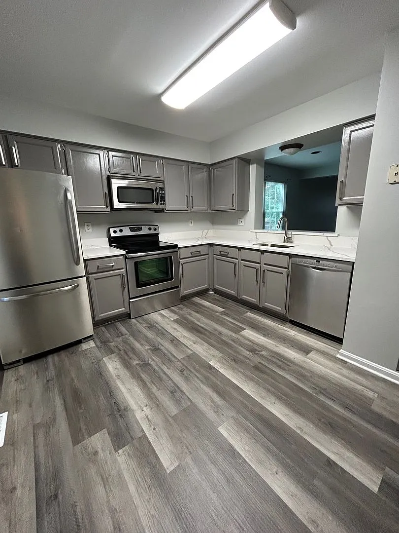 3 bed, 3 bath end uint townhouse, 3 levels — Photo 3