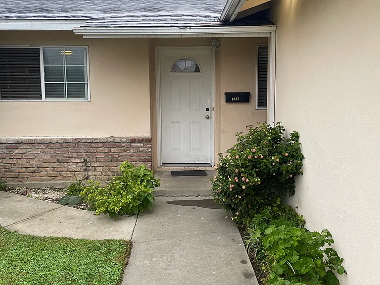 1333 Woodside Dr — Photo 3