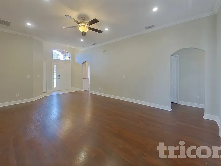 15206 Markham Dr — Photo 2