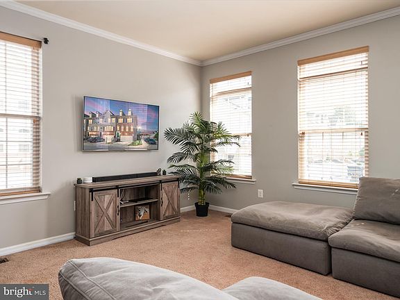 3rd image of 848 Oriole Ave