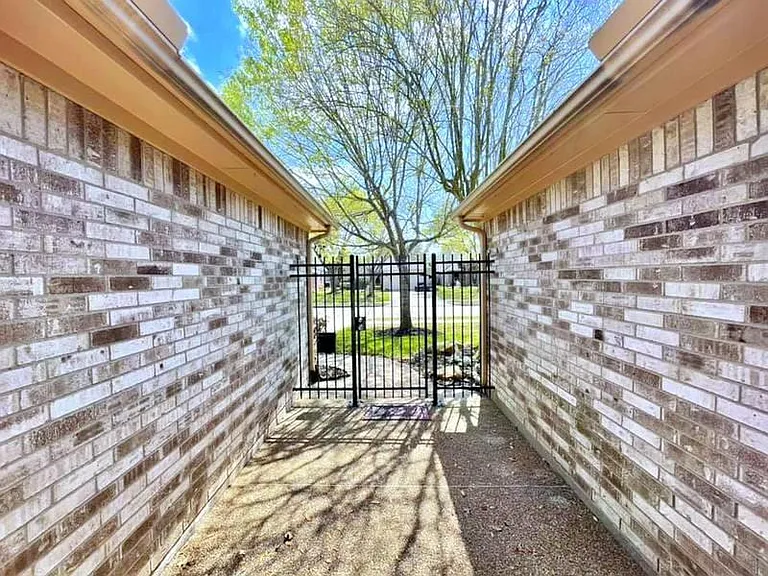 2526 Lake Dale Ln — Photo 3