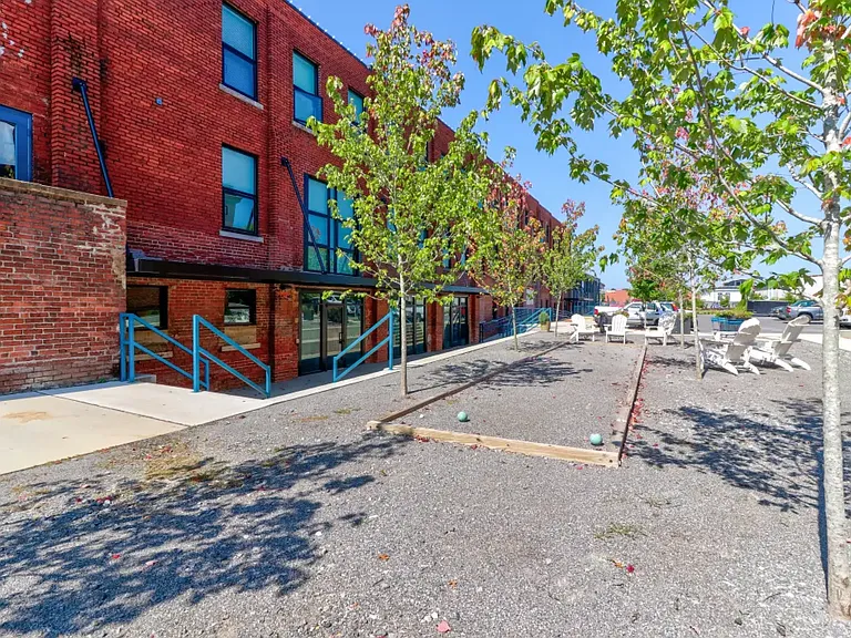 Burnside — Photo 10