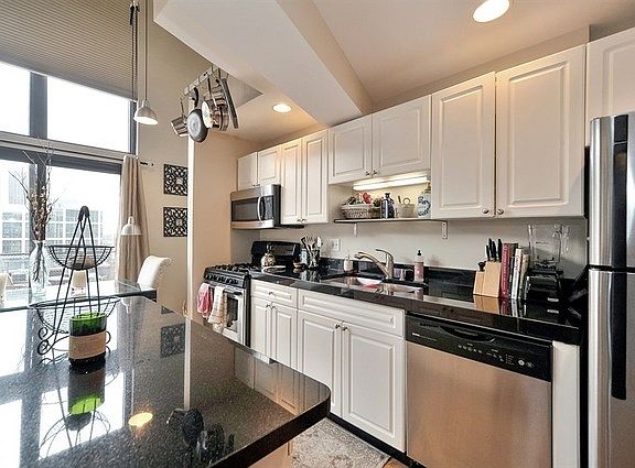 3rd image of 616 W Fulton St APT 717