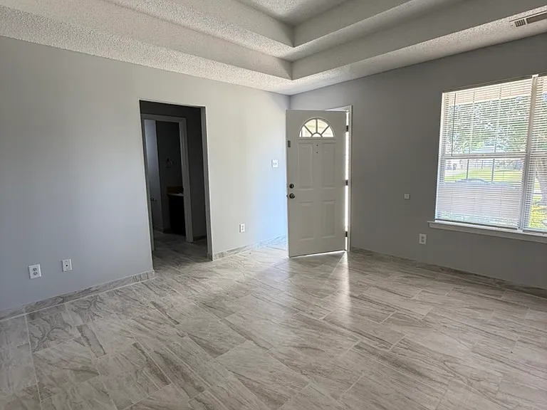 213 Kentshire Ln — Photo 3