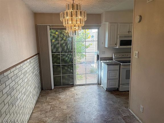 4th image of 4914 Larkspur St