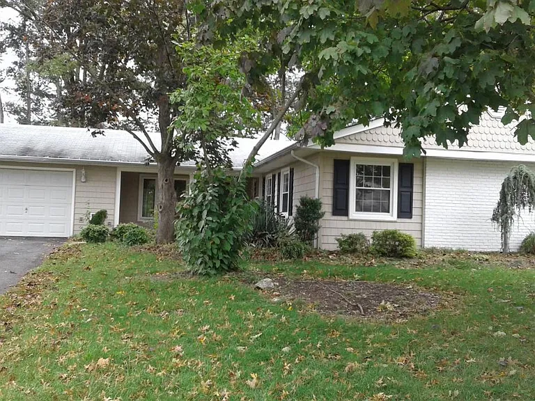 70 Eddington Ln — Photo 2