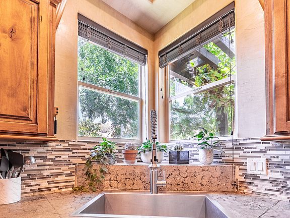 3rd image of 1095 N Catalpa Dr