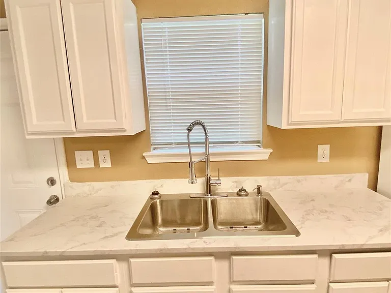 411 Lindley Dr — Photo 9