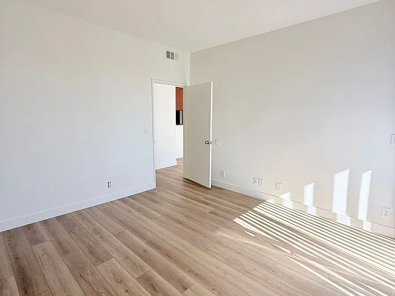Perfectly situated 2 bedroom and 2 bathroom ! — Photo 52