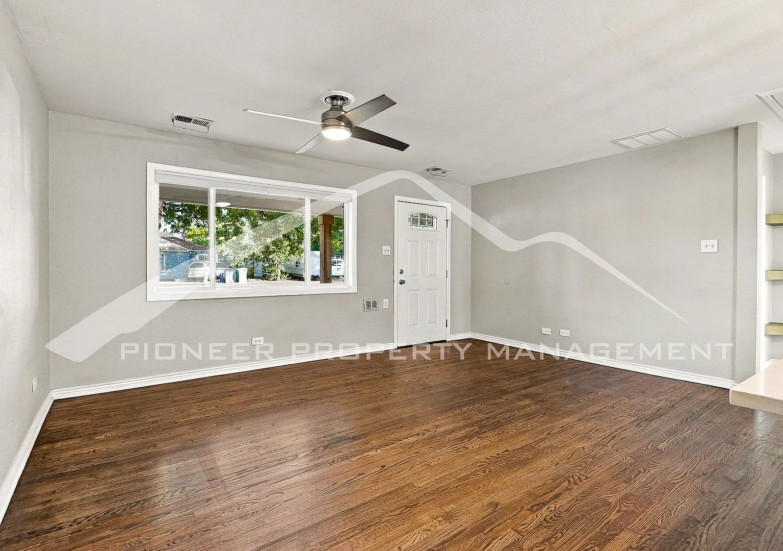Spacious Home with Washer/Dryer and Fenced Yard — Photo 2